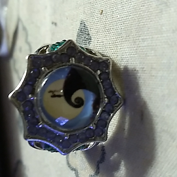 A woman's ring. - Picture 4 of 4